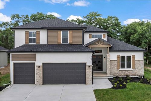 2620 Ne Woodland Oak Dr, Lee's Summit, MO, 64086-7126 | Card Image