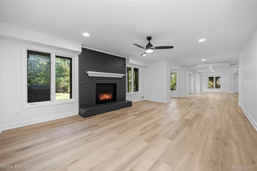 7219 Oakwood Dr, West Bloomfield, MI, 48322-2700 | Card Image