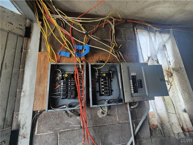 garage under 4410 & 4412 | Image 64
