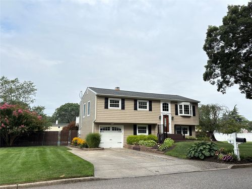 18 Hofstra Dr, Farmingville, NY, 11738-1420 | Card Image