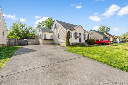 466 Accrusia Ave, Clarksville, IN, 47129-2832 | Card Image