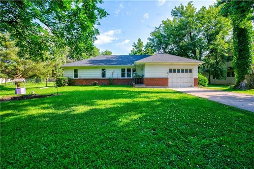 816 Vine St, Lacygne, KS, 66040-7122 | Card Image