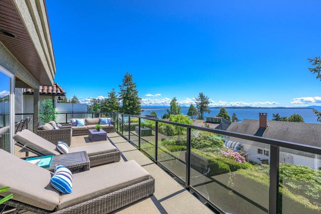 1386 Bishop Road, House other with 4 bedrooms, 3 bathrooms and 5 parking in White Rock BC | Image 3