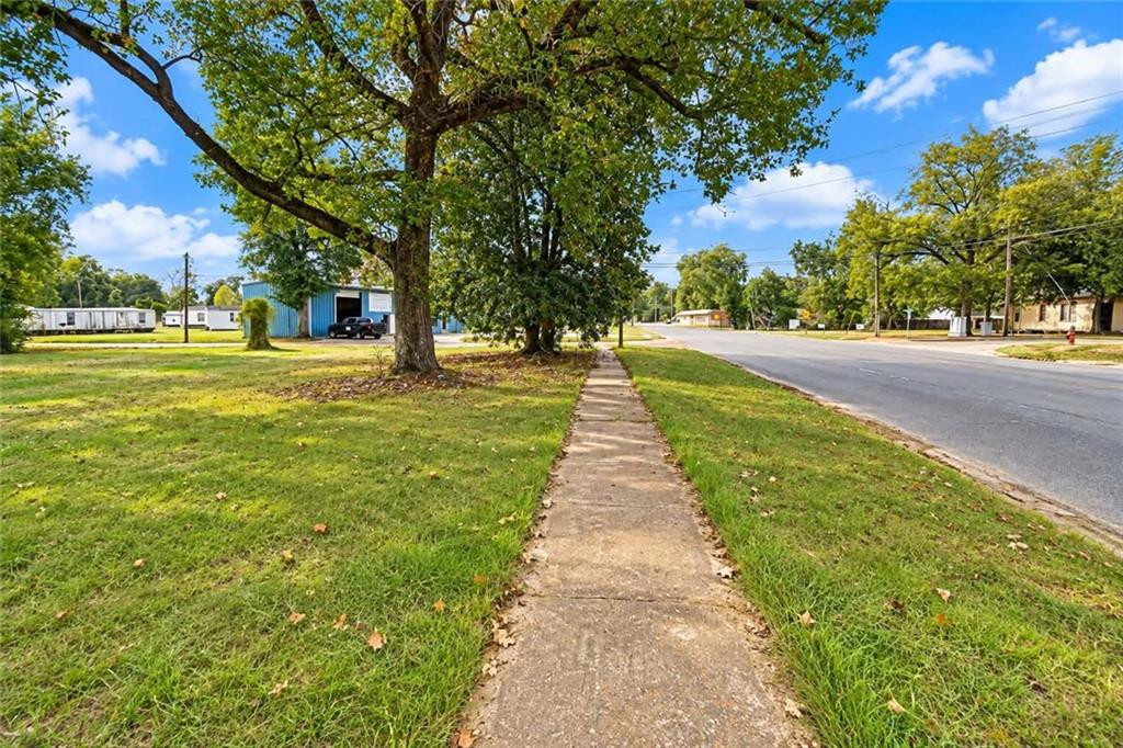 Land in Oakdale