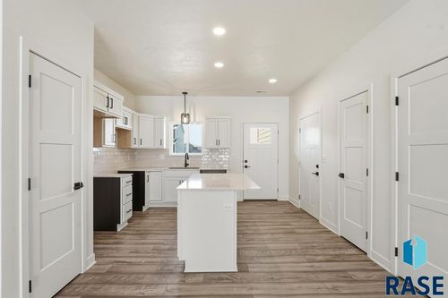 9205 W Ark Pl Place, Sioux Falls, SD, 57106 | Card Image