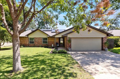 4911 Trails Edge Dr, Arlington, TX, 76017-1141 | Card Image