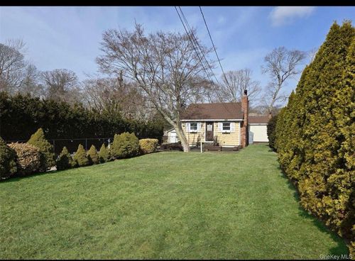 9 Inwood Ave, Selden, NY, 11784-3011 | Card Image