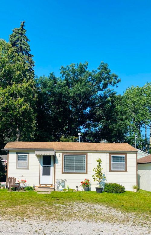 201 Gasoline Aly, Houghton Lake, MI, 48629-9009 | Card Image