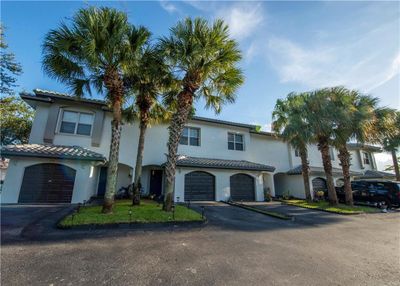 BOUTIQUE BUILDING OF 6 UNITS: TOWNHOMES OF CAPRI ISLES | Image 1