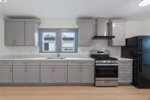 1012 72nd Ave, Oakland, CA, 94621-3241 | Card Image