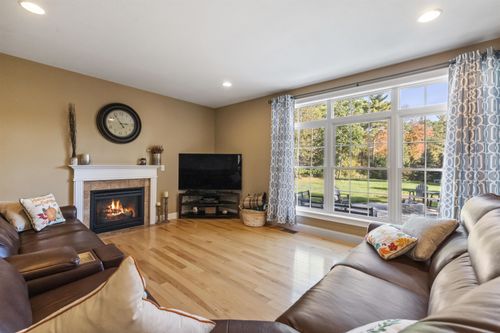 59 Hawthorne Dr, Auburn, NH, 03032-3550 | Card Image