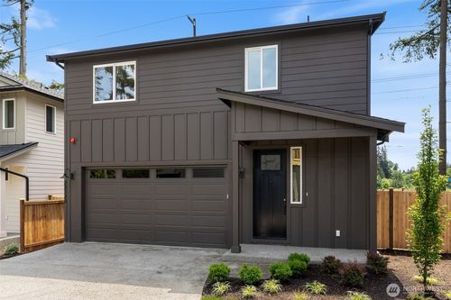 b-2312 75th St Se, Everett, WA, 98203-5432 | Card Image