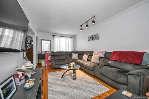 53 193rd St, Fresh Meadows, NY, 11365-1237 | Card Image