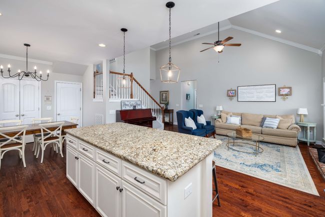 8007 Ragusa Cir, House other with 3 bedrooms, 2 bathrooms and 4 parking in Spring Hill TN | Image 5