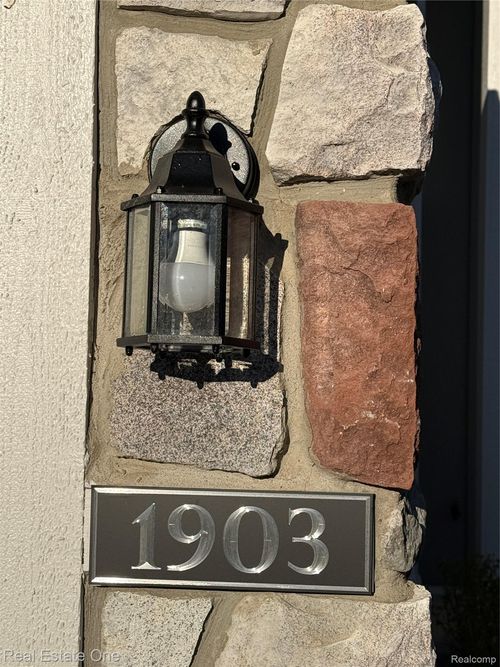 1903 Eagle Pointe, Bloomfield Hills, MI, 48304-3805 | Card Image