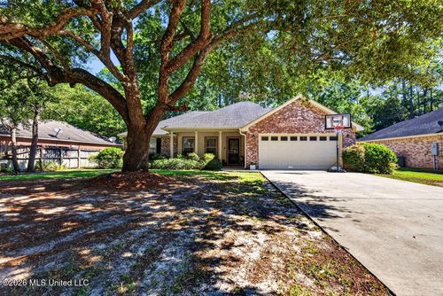 524 Oak St, Ocean Springs, MS, 39564-8924 | Card Image