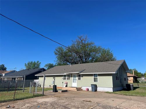 501 S 11th St, Clinton, OK, 73601-4303 | Card Image