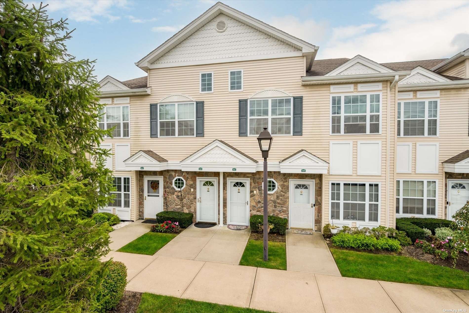 Winter Pl, East Meadow, NY 11554