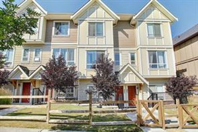 960 Sherwood Blvd Nw, Home with 3 bedrooms, 2 bathrooms and 2 parking in Calgary AB | Image 2