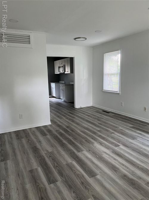 10111 Albany St, Oak Park, MI, 48237-3902 | Card Image