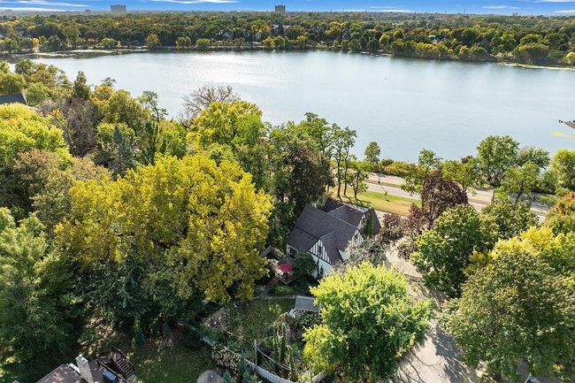 Right out your door, the pedestrian-friendly neighborhood joins miles of walking and biking opportunities through Como Park, around Como Lake, along Wheelock Parkway and the Grand Rounds. | Image 38