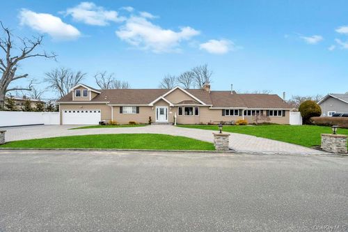 5 Kittiwake Ln, Babylon, NY, 11702-4214 | Card Image