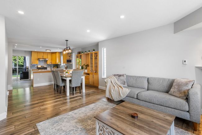 20147 Hampton St, House other with 3 bedrooms, 2 bathrooms and 5 parking in Maple Ridge BC | Image 5