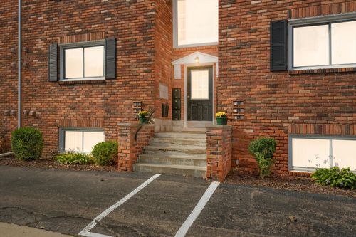 unit-27-31831 Grand River Ave, Farmington, MI, 48336-4142 | Card Image