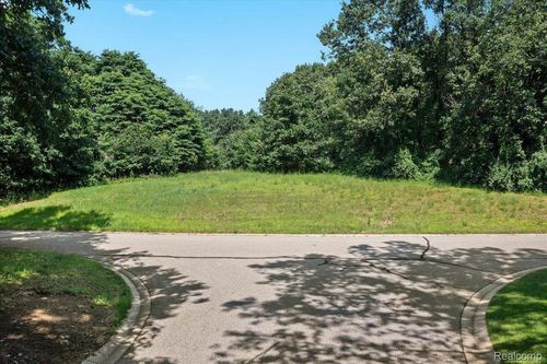 2402 Canterwood, Highland, MI, 48357-4229 | Card Image