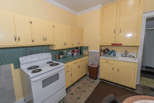 301 W Jackson Blvd, Home with 6 bedrooms, 3 bathrooms and null parking in Elkhart IN | Image 9