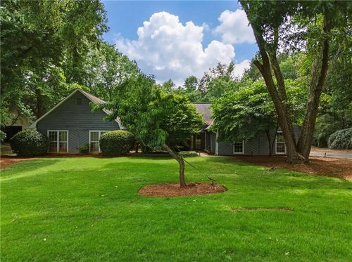 555 Saddle Creek Cir, Roswell, GA, 30076-1033 | Card Image