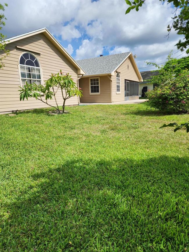 3625 Sw Masilunas St, House other with 3 bedrooms, 2 bathrooms and null parking in Port St Lucie FL | Image 4