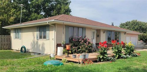 807 Maple St, Garnett, KS, 66032-1733 | Card Image