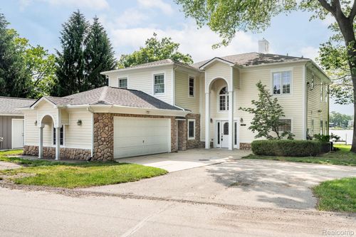 3831 Woodland Dr, Highland, MI, 48356-2363 | Card Image