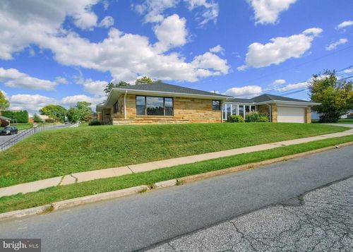 564 W Caracas Ave, HERSHEY, PA, 17033-1619 | Card Image