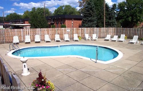 apt-2-4840 Briarwood Ave, Royal Oak, MI, 48073-1325 | Card Image