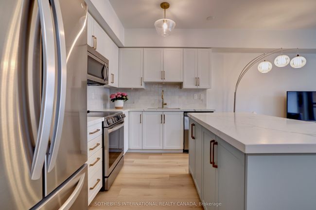 702 - 370 Wallace Ave, Condo with 3 bedrooms, 3 bathrooms and null parking in Toronto ON | Image 8