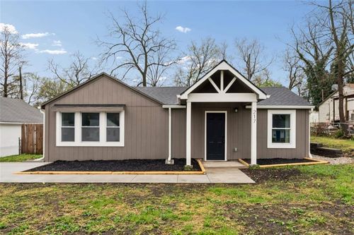 217 W 83rd Ter, Kansas City, MO, 64114-2450 | Card Image