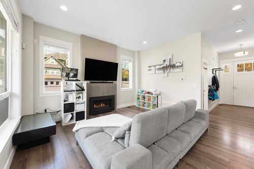 23833 110 Ave, Maple Ridge, BC, V2W1Z8 | Card Image
