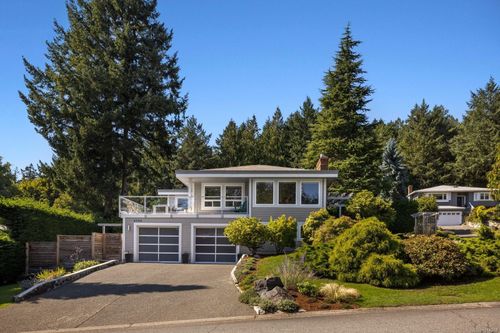 4790 Amblewood Dr, Saanich, BC, V8Y2S3 | Card Image