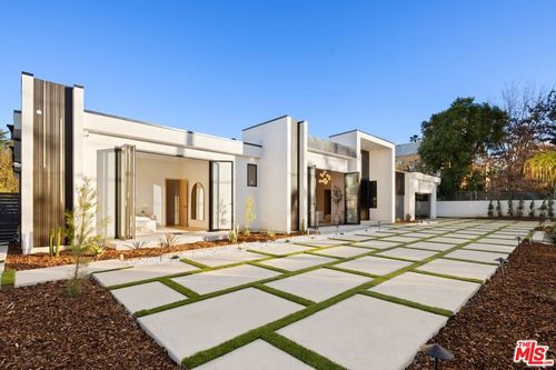 5200 Oakdale Ave, Woodland Hills, CA, 91364-3632 | Card Image