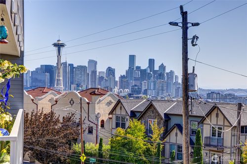 apt-304-500 W Olympic Pl, Seattle, WA, 98119-3650 | Card Image