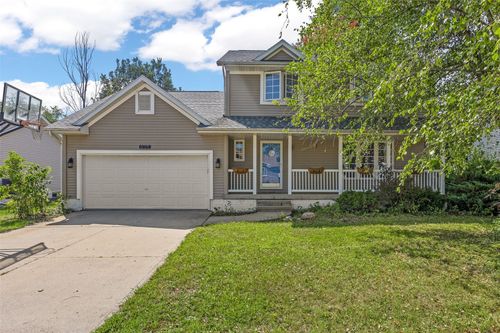 611 Deer Run Dr Ne, Cedar Rapids, IA, 52402-7333 | Card Image