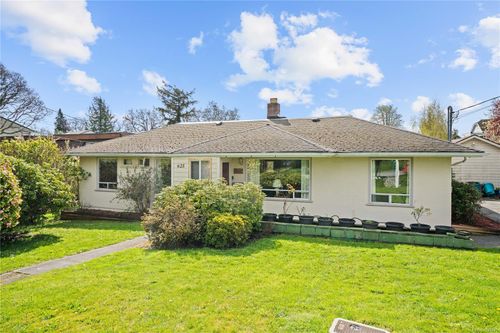 625 Broadway St, Saanich, BC, V8Z2G5 | Card Image