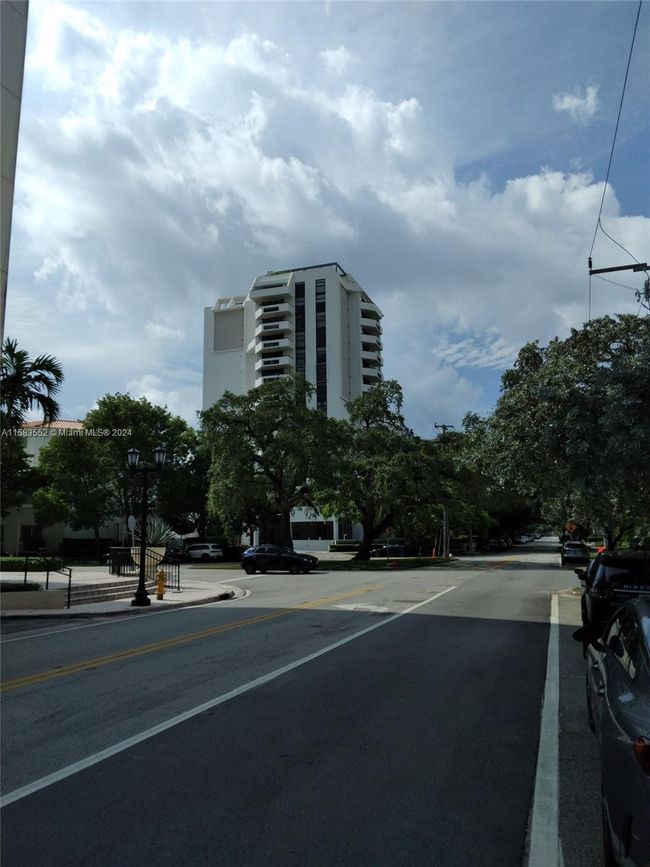 904 - 911 Ponce De Leon Blvd, Condo with 2 bedrooms, 2 bathrooms and null parking in Coral Gables FL | Image 11