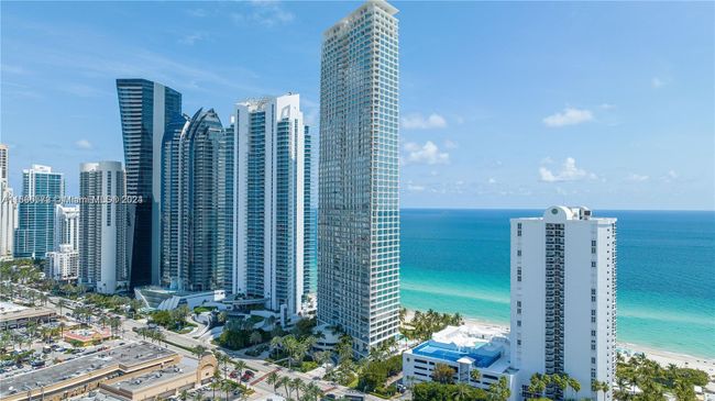 2603 - 16711 Collins Ave, Condo with 3 bedrooms, 2 bathrooms and null parking in Sunny Isles Beach FL | Image 2