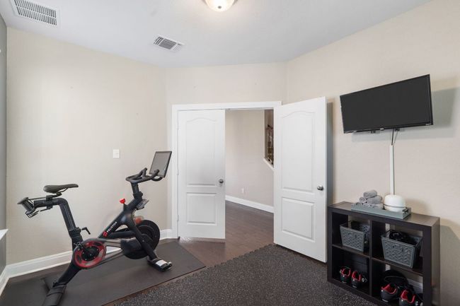 Office at the front is being used as an exercise room | Image 17