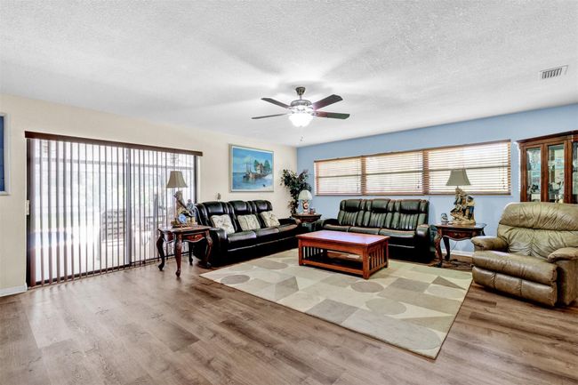 Ample space, sliding doors to backyard | Image 5