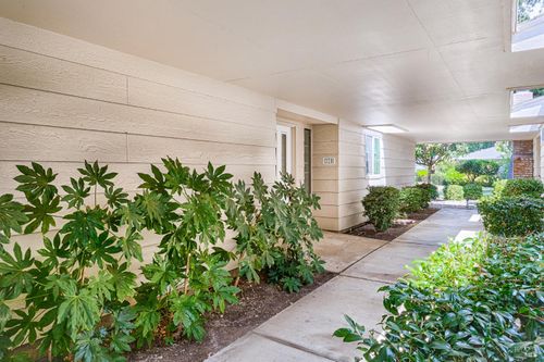 330 Twin Lakes Dr, Santa Rosa, CA, 95409-6445 | Card Image