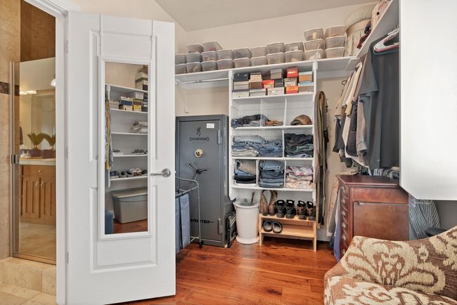 Main bed closet | Image 24